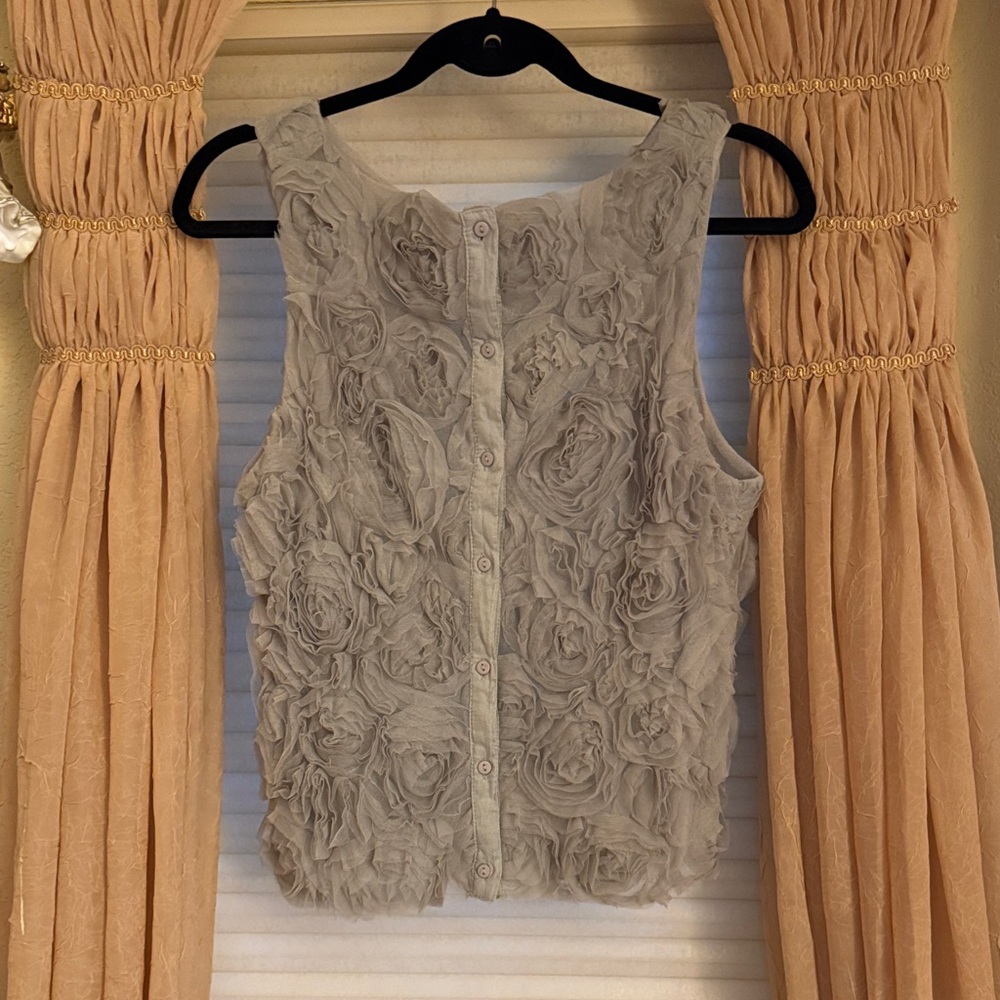 Rose Textured Mesh Shell Blouse - Picture 4 of 7